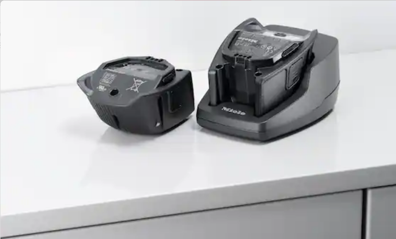 Socle de chargement  Aspirer plus longtemps avec le socle de chargement  Doublez l’autonomie de votre aspirateur Miele avec son socle de chargement et sa deuxième batterie. Vous pouvez également charger et aspirer simultanément, le chargement s’effectuant indépendamment de l’utilisation de l’appareil. L’aspirateur Triflex HX2 Pro de Miele est toujours accompagné d’un socle de chargement et d’une seconde batterie pratique.